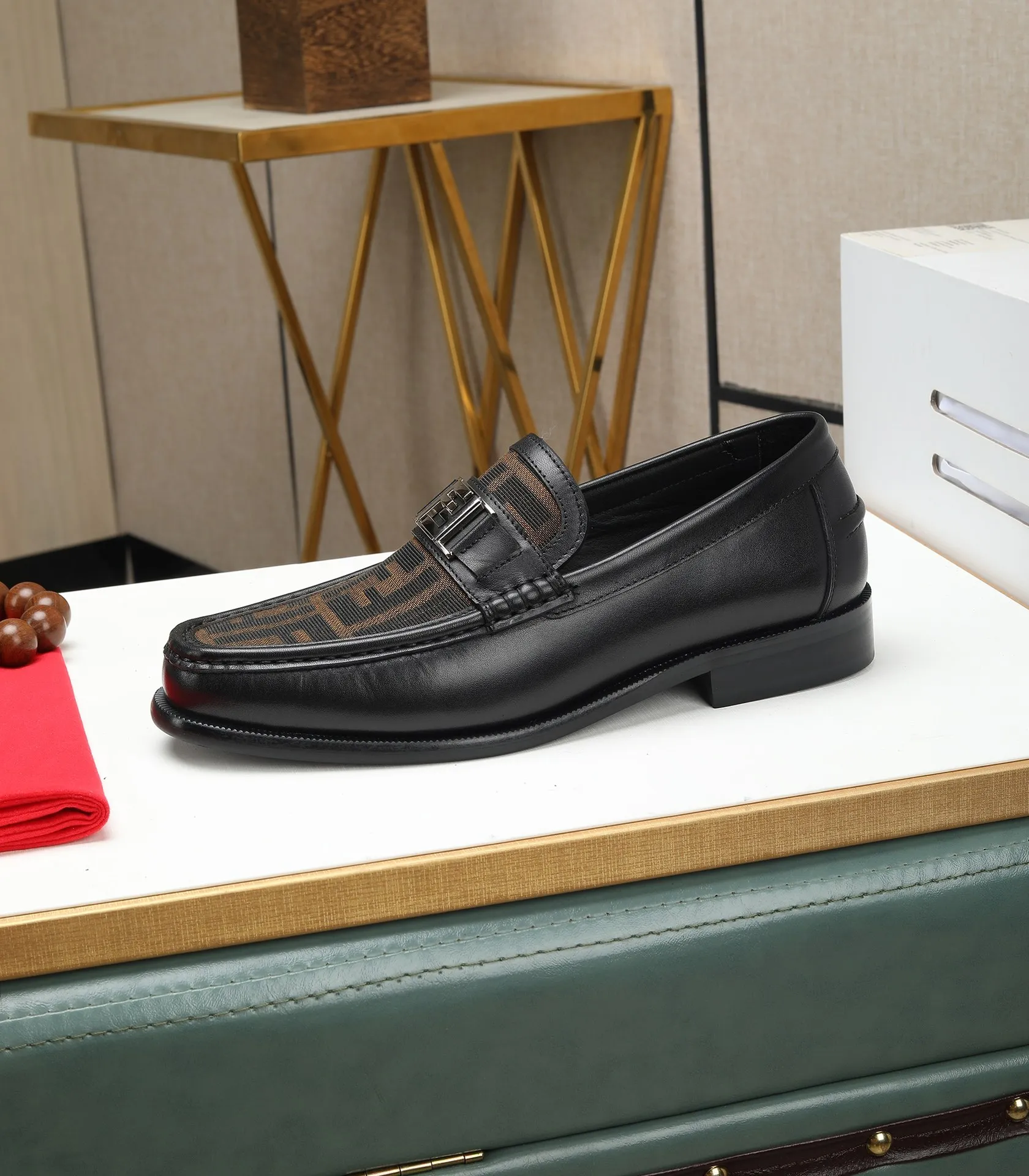 Men's shoes 💰580 (high-end, full cowhide) FENDI Fendi high-end formal leather shoes, original Italian imported cowhide surface + cowhide lining, original hardware, I believe you will be impressed from the first time you see it. The avant-garde atmosphere can no longer fully interpret its elegance. AAA grade rubber outsole, super comfortable. Original counter last, ensuring its original version and quality. The simple upper ensures its comfort and breathability. A pair of truly good shoes has its own unique soul, famous quality, regular size 38-44 (45 46 customized)